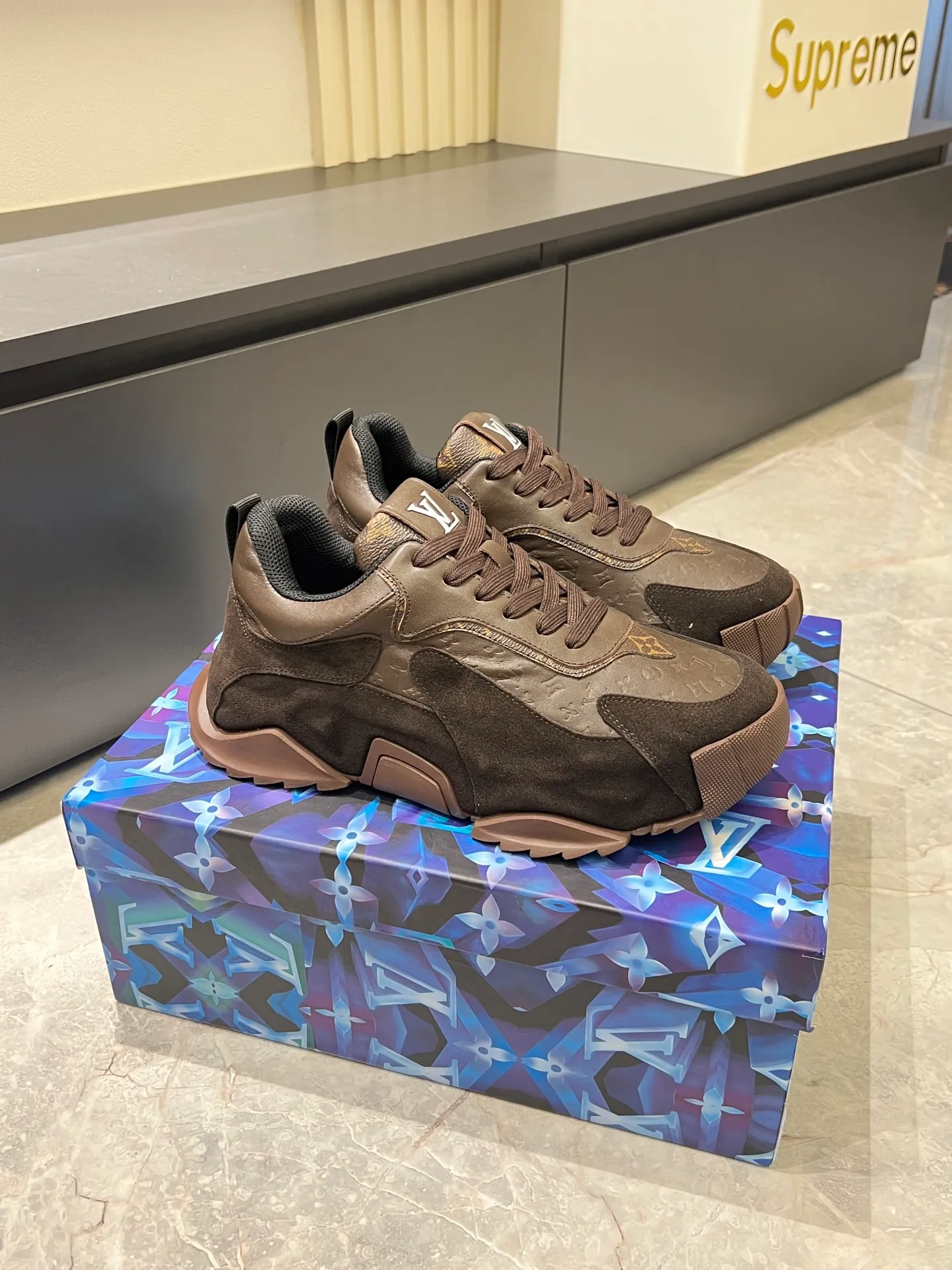 p600 "LOUI* VUITTO*" popular men's casual shoes, genuine development in Italy 💯Purchasing level quality ✔️The upper is made of first-layer cowhide, comfortable and soft sheepskin feet ⚡️ Fashionable and versatile, the toe last shape is firm and full, the soles are made from original LV molds and can be freely entered and exited the counter. Light and comfortable on the feet~Purely handmade, details determine quality! Size:39-44!